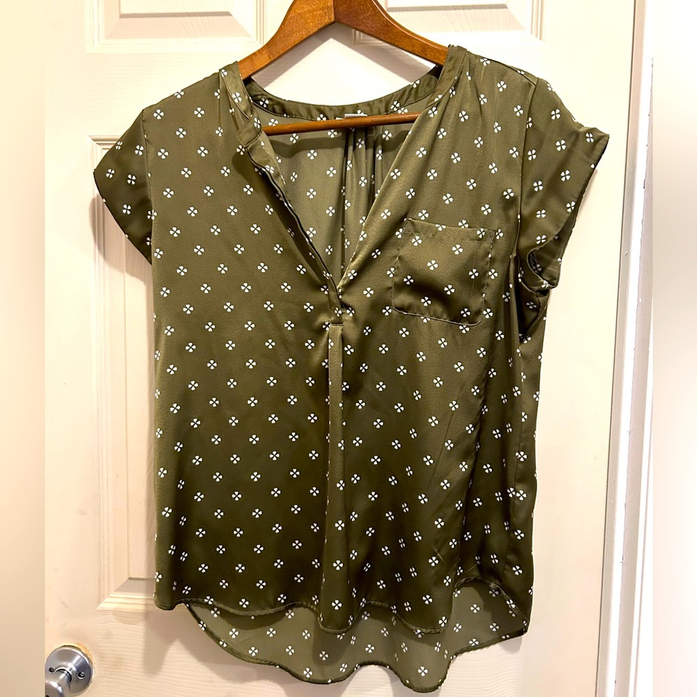 Liz Claiborne short sleave Olive Green top with white diamond print - size large